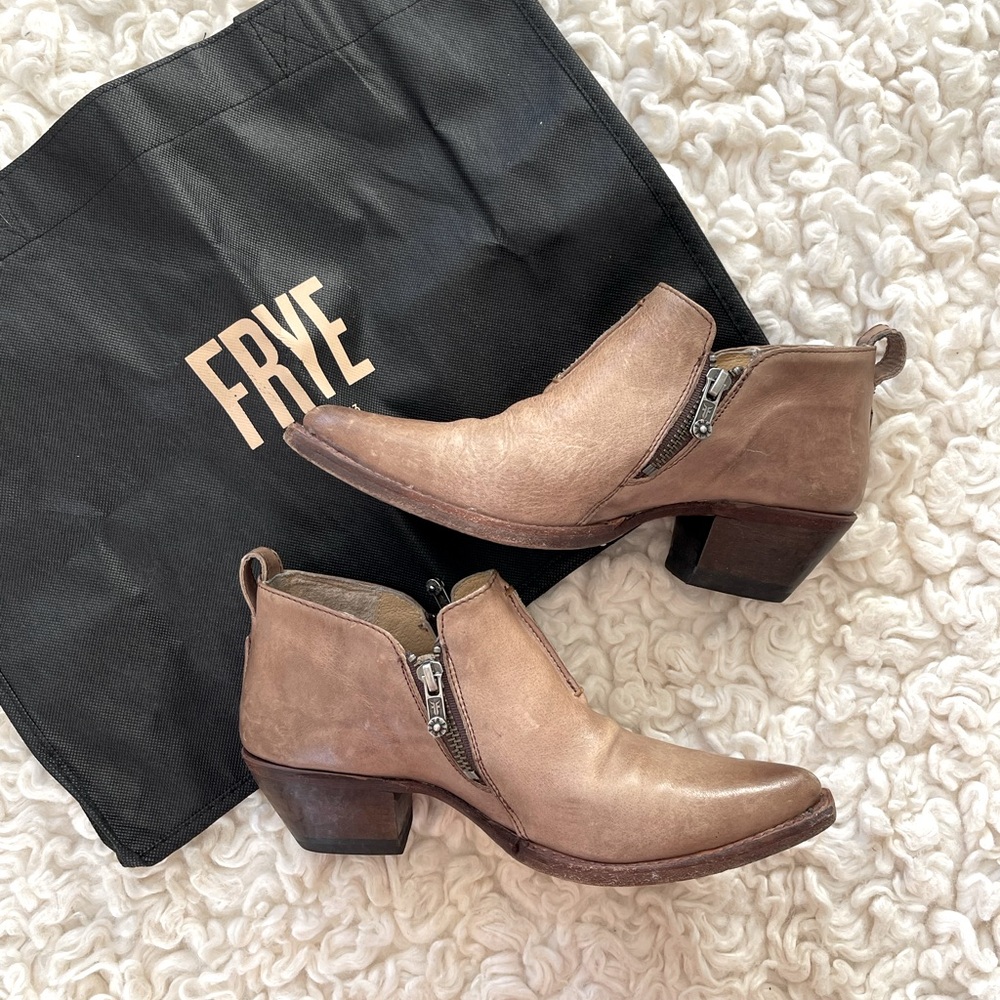 Frye Sacha Moto, Tan/Taupe, Size 7